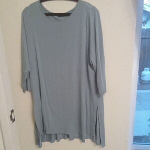 1x Tahari Tunic Blouse